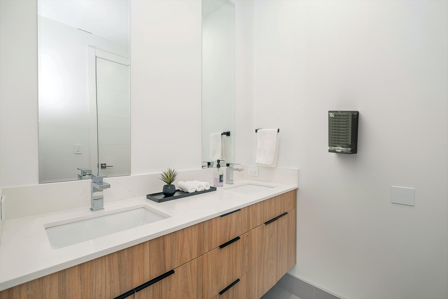Iris + Arlo Iris + Arlo Recycled Plexiglass Wall-Mounted Dispenser - Applicator Tampons in a corporate bathroom